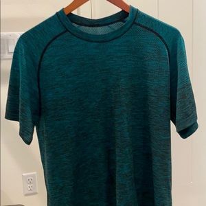Lululemon men’s metal vent tech shirt. Size M